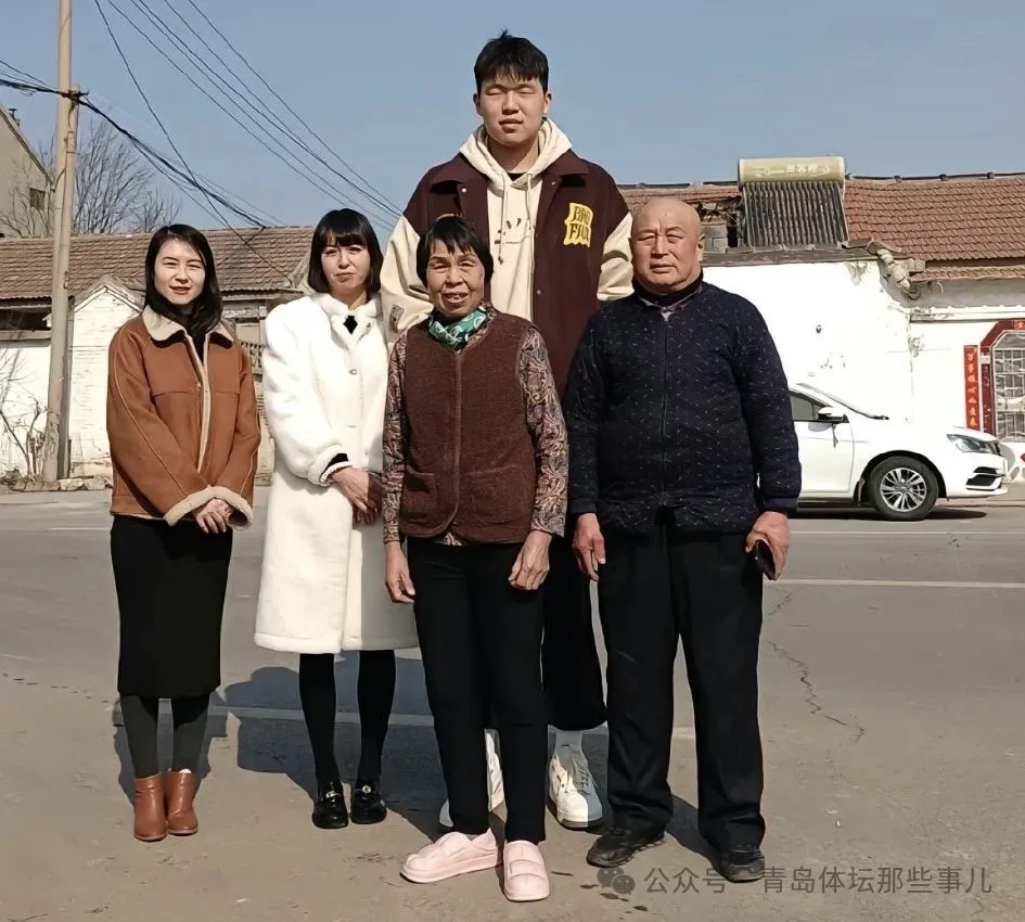 如何根据篮球比赛的不同阶段调整力量训练强度？_1